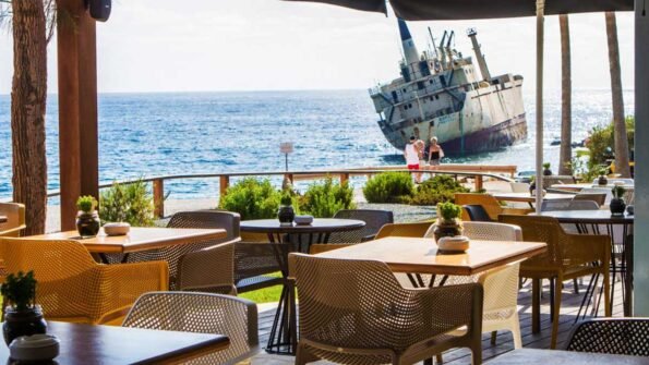 Oniro by the Sea  - A pet friendly  lounge bar and eatery in Peyia